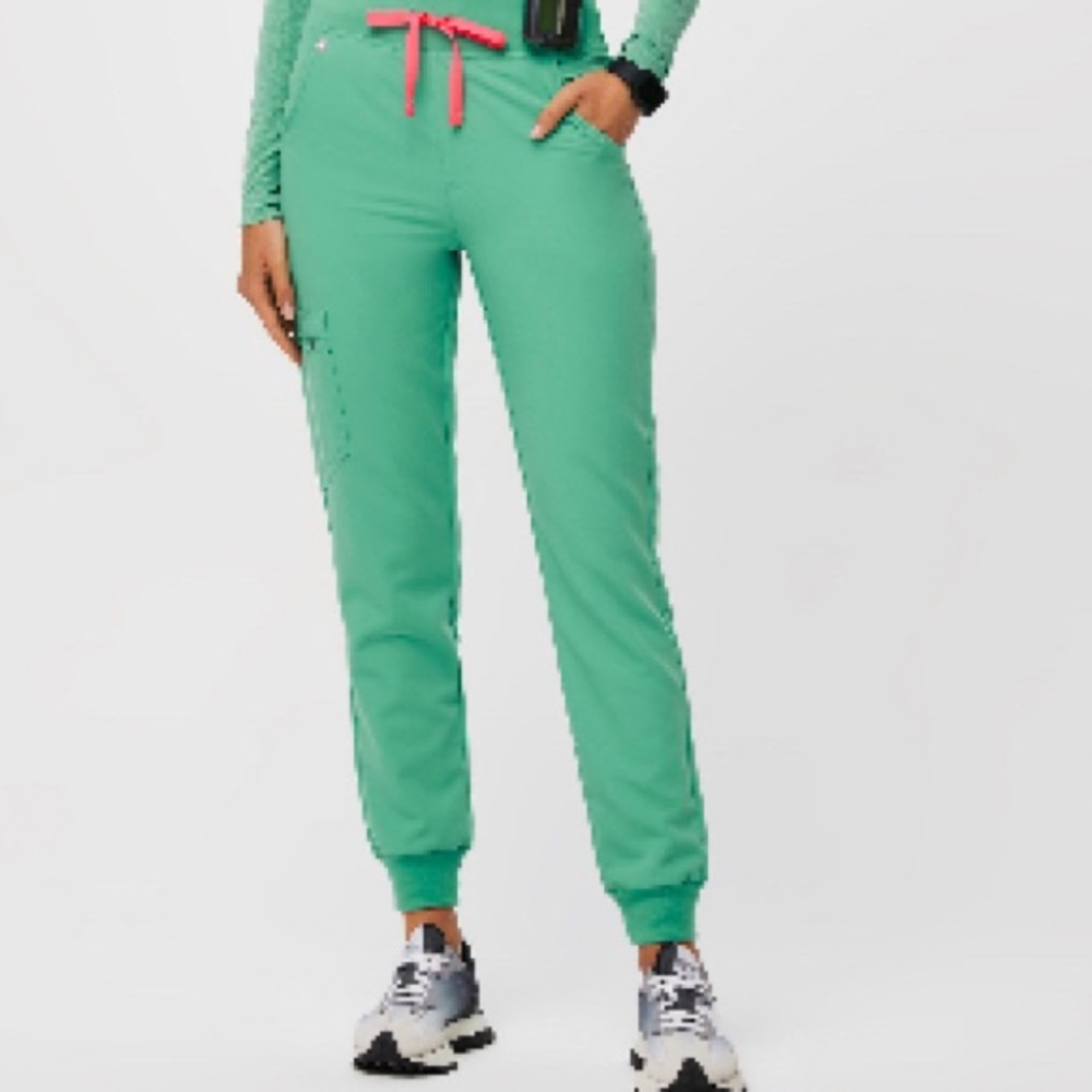 Figs Women’s Surgical Green High-Waisted Zamora Petite Jogger Scrub Pants
